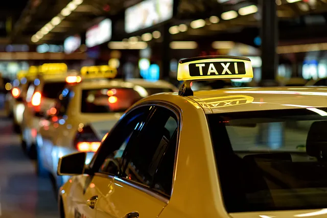 Eine Reihe gelber Taxis des Flughafentransfers in Bremen stehen hintereinander auf der Straße.